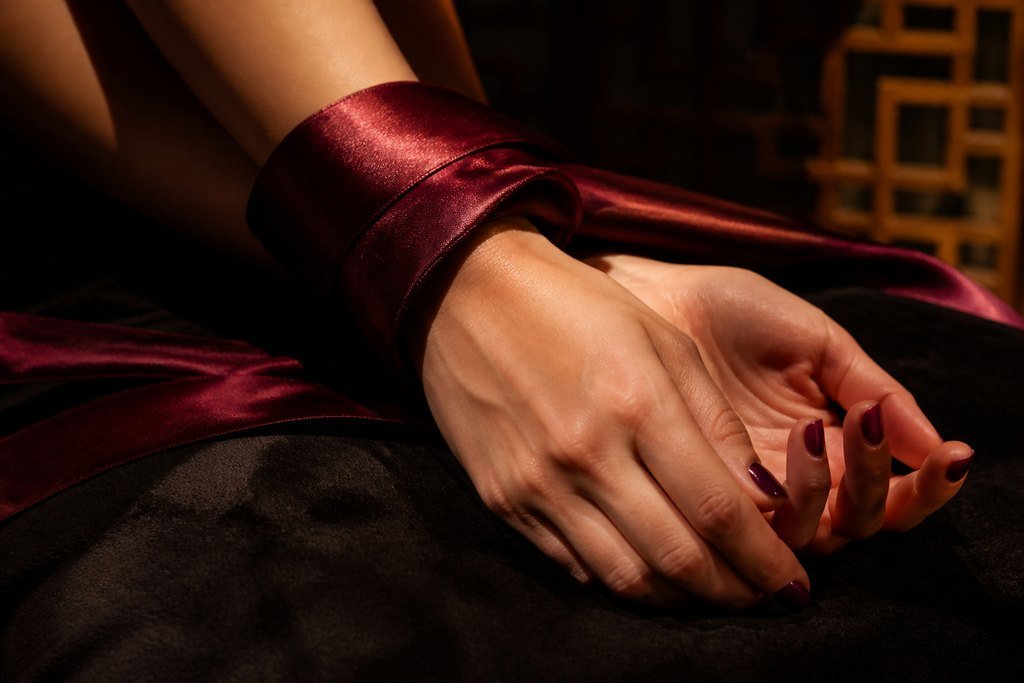 Masaje Bondage Suave — silk restraint, Ocean Tantra Denia